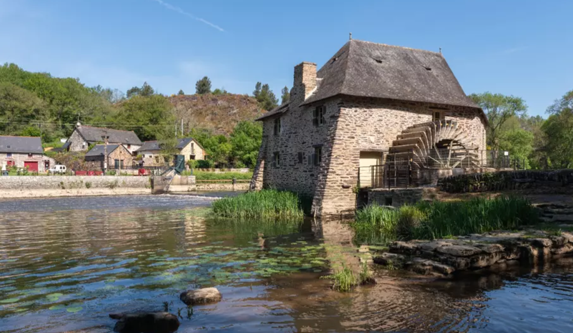 Un cuplu francez a cumpărat o bijuterie de chițimie în mijlocul unui râu. Surprizele au fost pe măsură