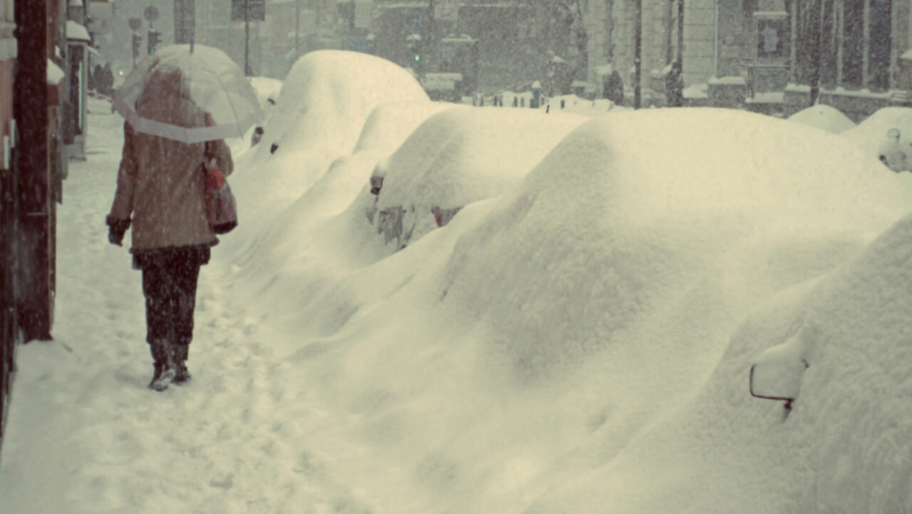 Ce se întâmplă dacă mănânci zăpadă? Ce spun specialiștii despre tentația copiilor de a gusta din omăt