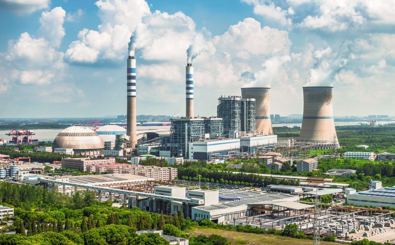 China a construit peste 50 de fabrici mari pe cărbune, în ciuda faptului că a continuat să investească masiv în energia verde. Care este motivul