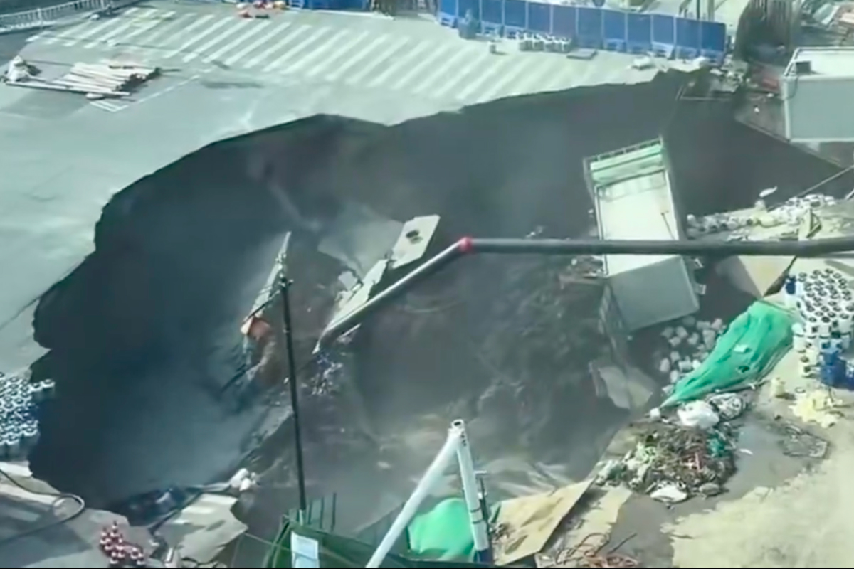 Imagini dramatice în Shanghai, după ce o stradă s-a prăbușit brusc în timpul lucrărilor la o stație de metrou