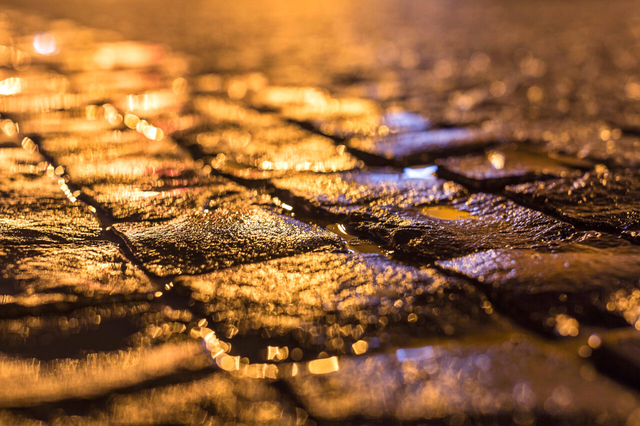 Un oraș în care tot mai mulți români s-au stabilit în ultimii ani va avea prima stradă din lume complet pavată cu aur