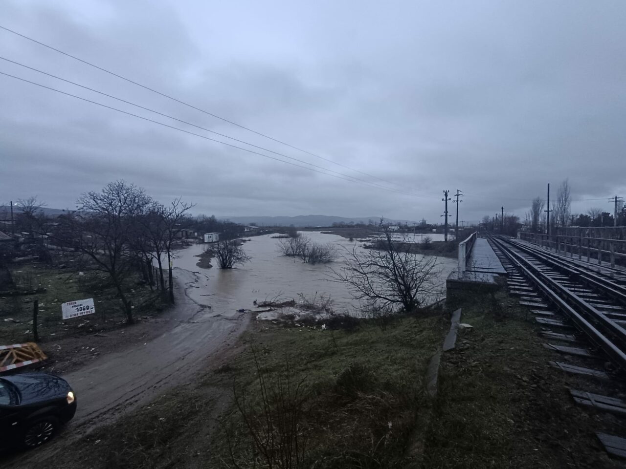 Avertizare INHGA. Cod roșu de inundații în România. Pompierii au intervenit pentru evacuarea apei din case