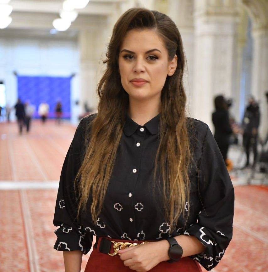 O deputată POT cere ”interzicerea imediată” a unei faimoase trupe rock. Explicația taximetristei fără studii pentru petiția care a revoltat românii