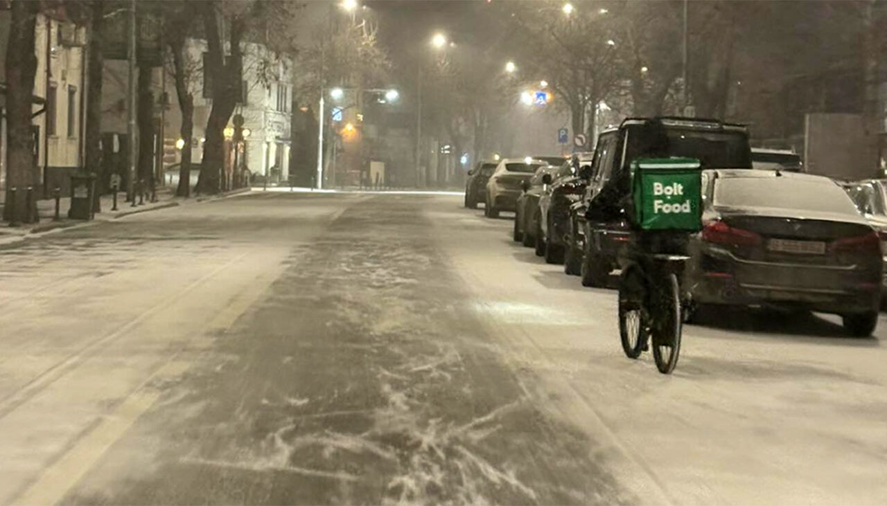 Cum a fost fotografiat acest livrator nepalez noaptea, în timp ce ningea în București. Reacția unei șoferițe