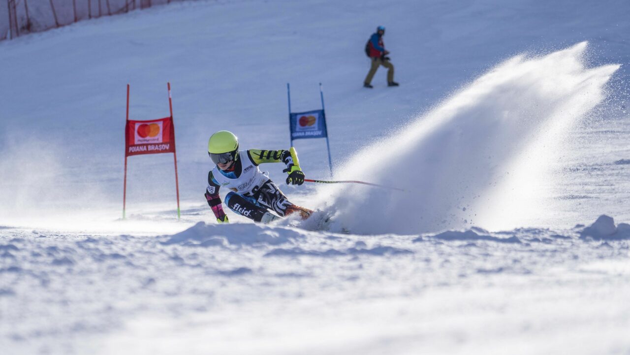 O sută de schiori, la startul celei de-a opta ediții a Cupei Teleferic. PROGRAMUL competiției și premiile care se acordă