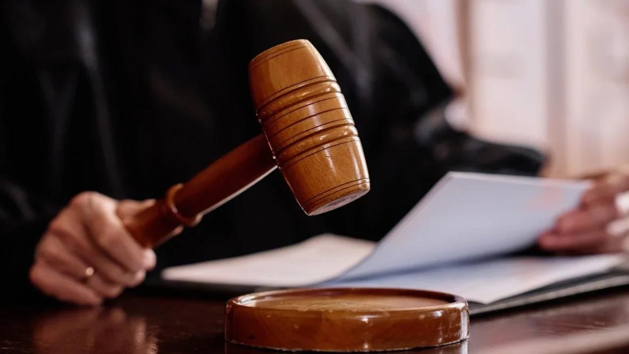 Verdict în cazul mamei acuzate că și-a exploatat fiica de 13 ani, obligând-o să întrețină relații sexuale cu fostul învățător, în vârstă de 71 de ani