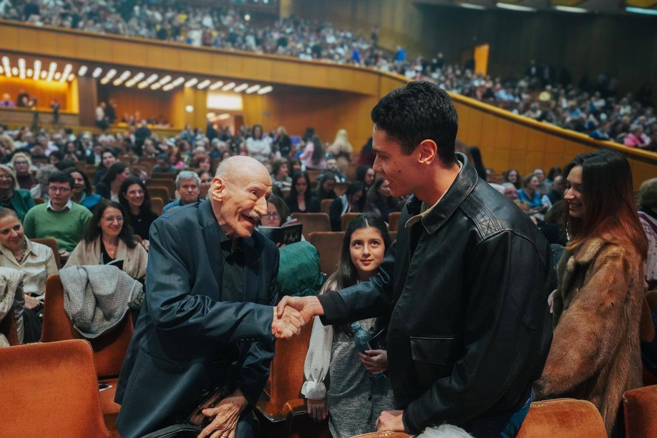 David Popovici, impresionat de întâlnirea cu Victor Rebengiuc. „Recunoscător pentru acest moment”