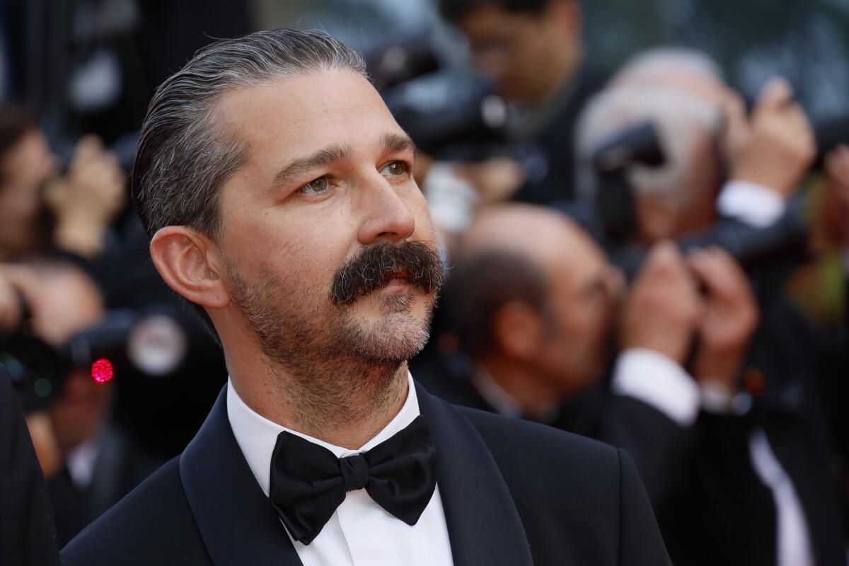 Actorul Shia LaBeouf, obligat să plătească o cauțiune de 100.000 de dolari și să meargă la un centru de reabilitare, după o presupusă bătaie