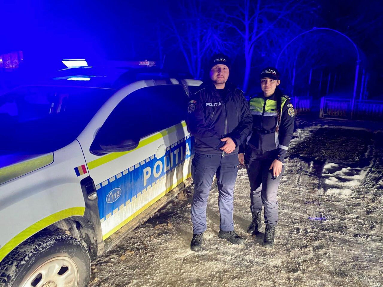 Doi polițiști din Dâmbovița, eroi pentru un bătrân. L-au scos din casa cuprinsă de flăcări, în ultima clipă. În locuință au explodat 3 butelii