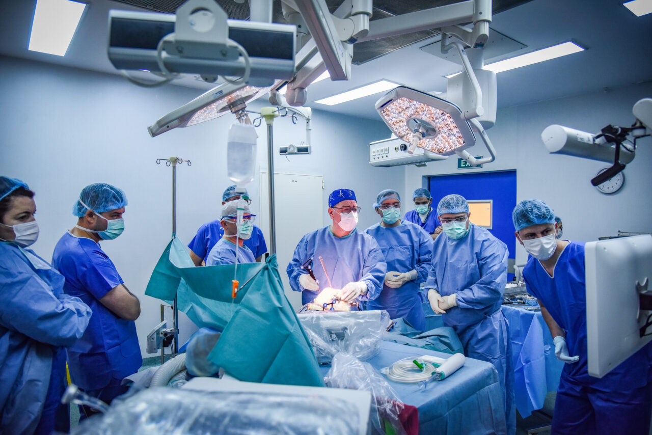 Noul standard în protezarea genunchiului: intervențiile asistate robotic