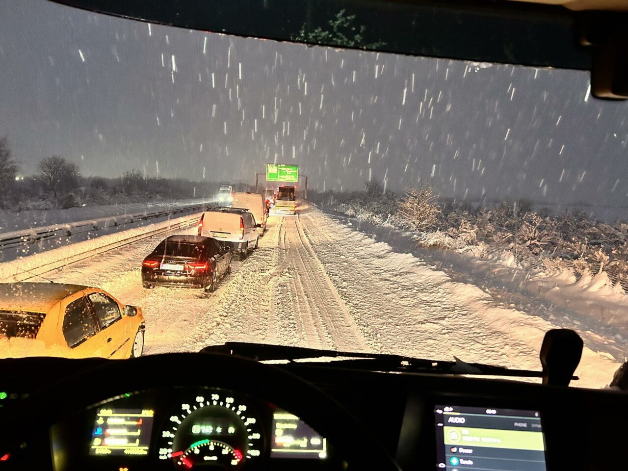 Zăpada a închis mai multe drumuri din ţară. Poliţia Română publică situaţia drumurilor blocate la ora 6.30