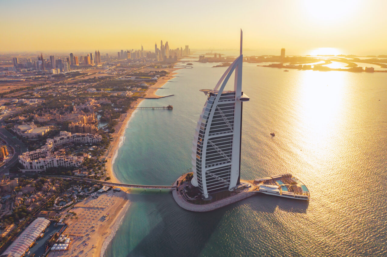 Celebrul hotel din Dubai, Burj al Arab, a fost lovit de o dronă iraniană