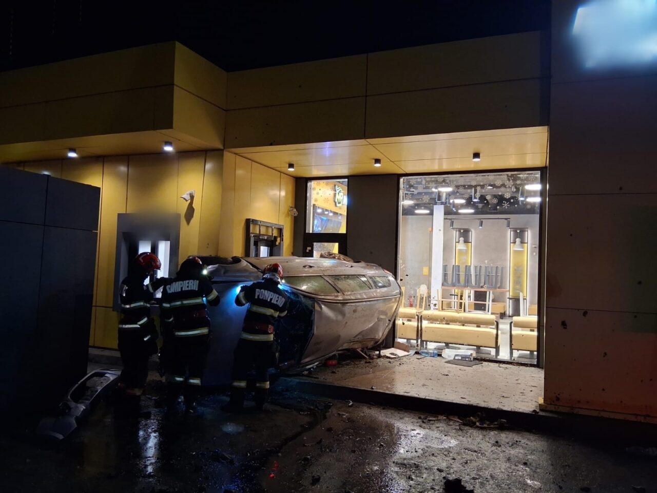 Accident bizar la Cluj. Cine era, de fapt, șoferul care a intrat cu mașina în Noodle Pack