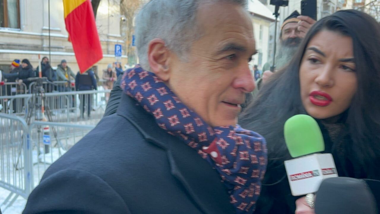 Zeci de oameni îl așteaptă pe Călin Georgescu la Judecătoria Sector 1