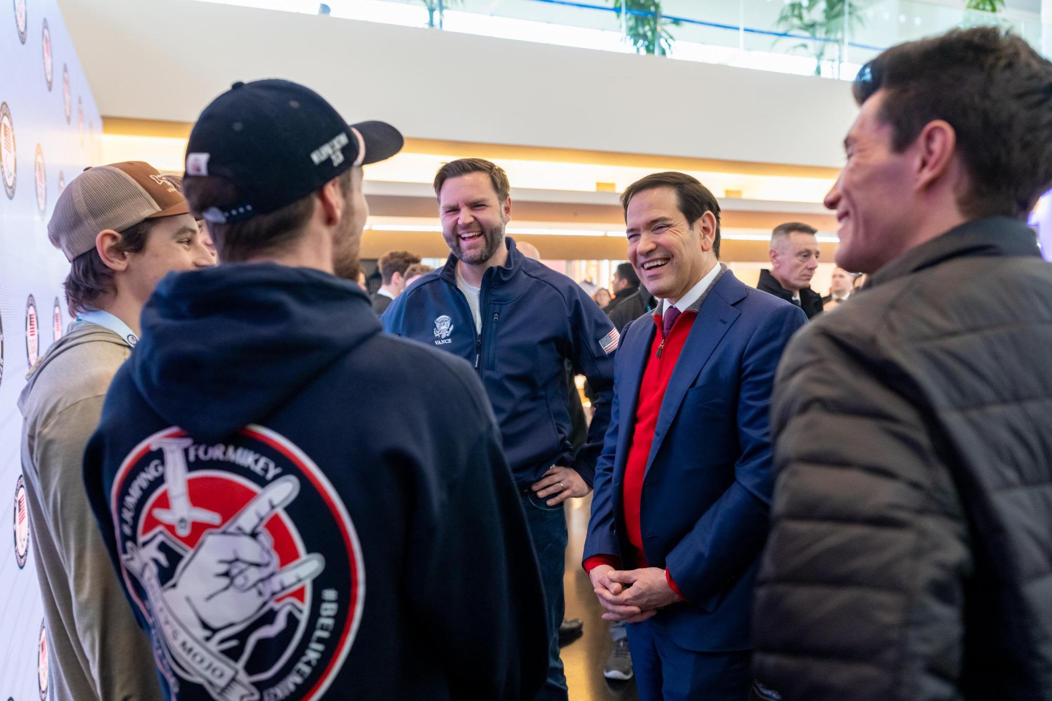 JD Vance și soția sa au fost huituiți la ceremonia de deschidere a Jocurilor Olimpice de la Milano. Reacția vicepreședintelui SUA