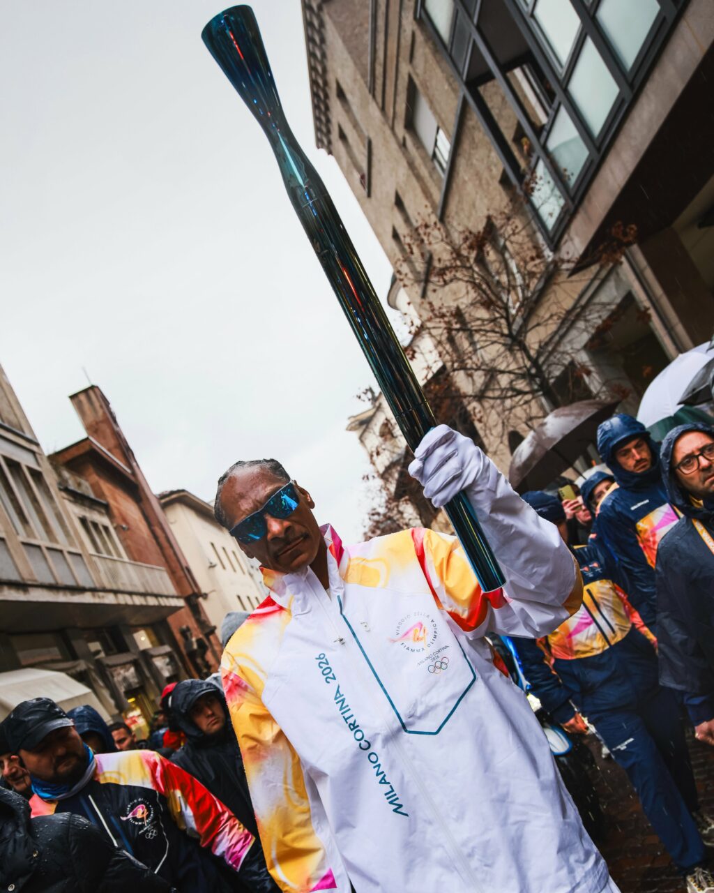 Snoop Dogg poartă din nou torța Olimpică. De data aceasta, pe străzile din Milano. Celebrul rapper este antrenorul onorific al echipei SUA