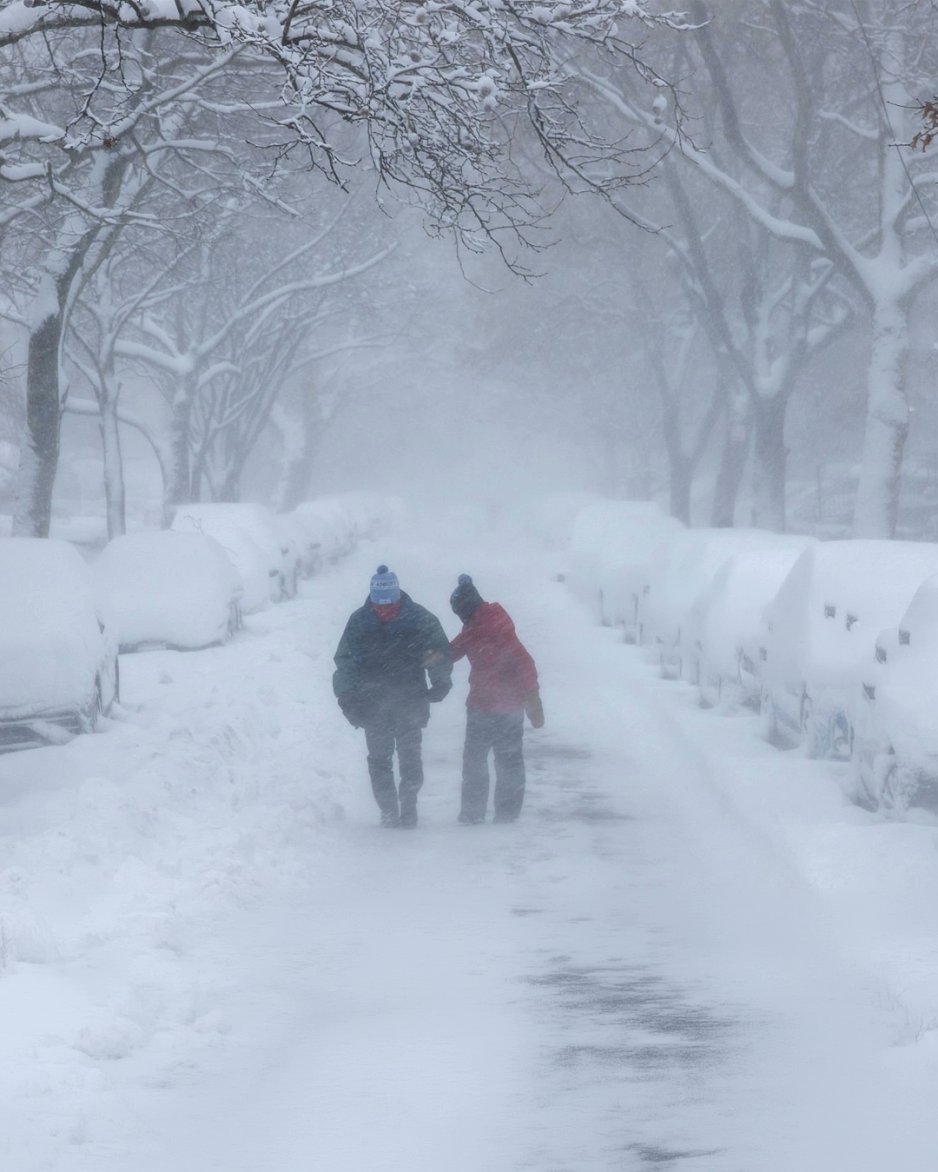 Coasta de est a SUA, paralizată de o furtună de zapadă extremă. Peste 5.000 de zboruri anulate și sute de mii de oameni rămași fără electricitate