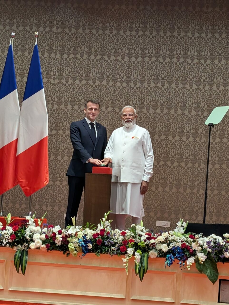 India și Franța vor produce singurul elicopter din lume capabil să zboare până la „înălțimile muntelui Everest“. Macron și Modi au inaugurat fabrica