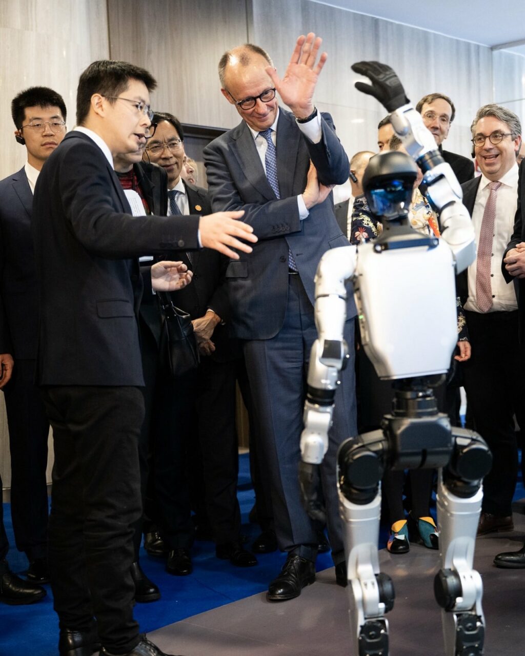 Meciuri de box și spectacole de arte marțiale cu roboți: Cancelarul Merz al Germaniei face cunoștință cu umanoizii AI din China