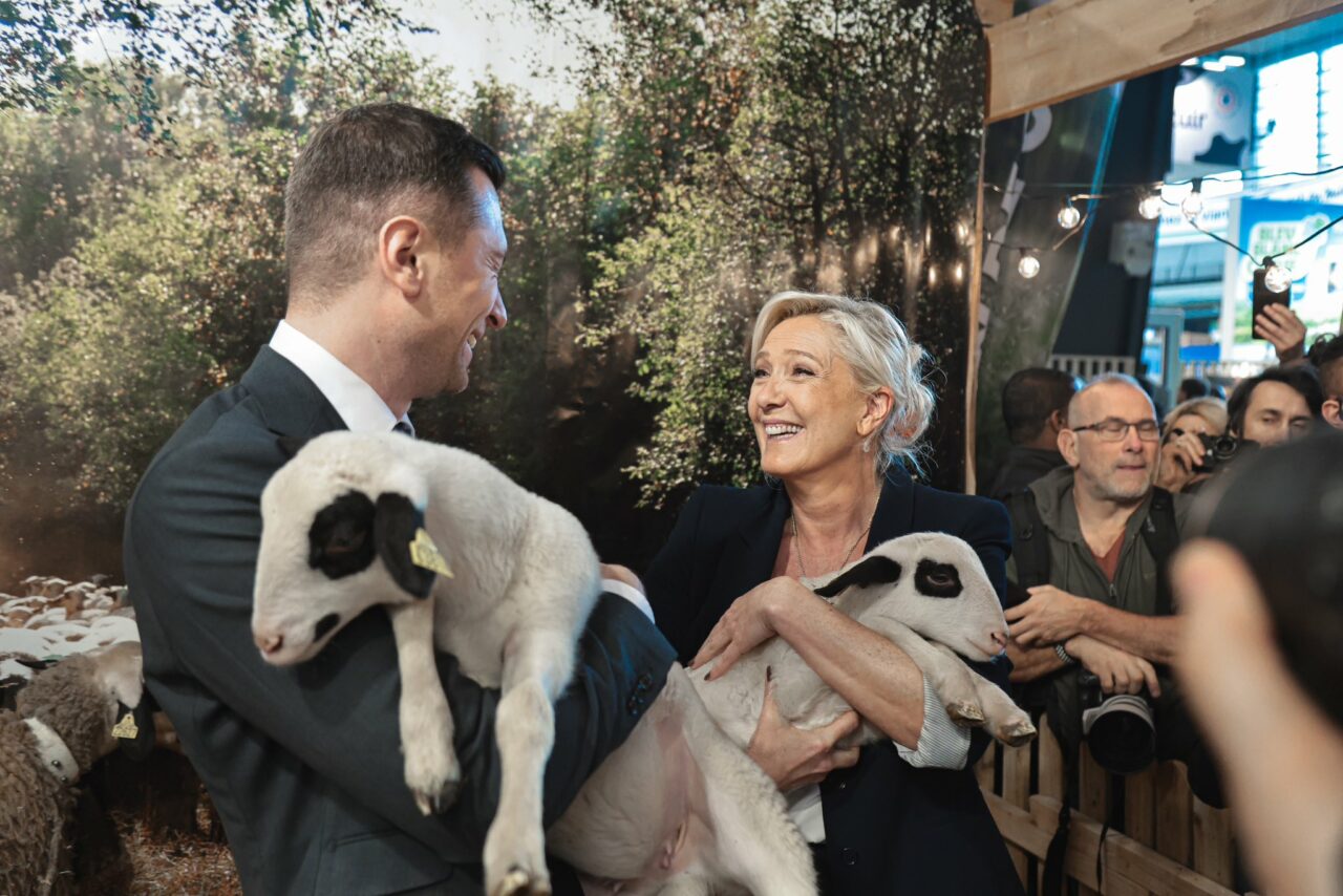 Le Pen și Bardella, „vedetele“ extremei drepte din Franța, fac „spectacol” la Salonul Agricol de la Paris. Cum s-au fotografiat cei doi politicieni