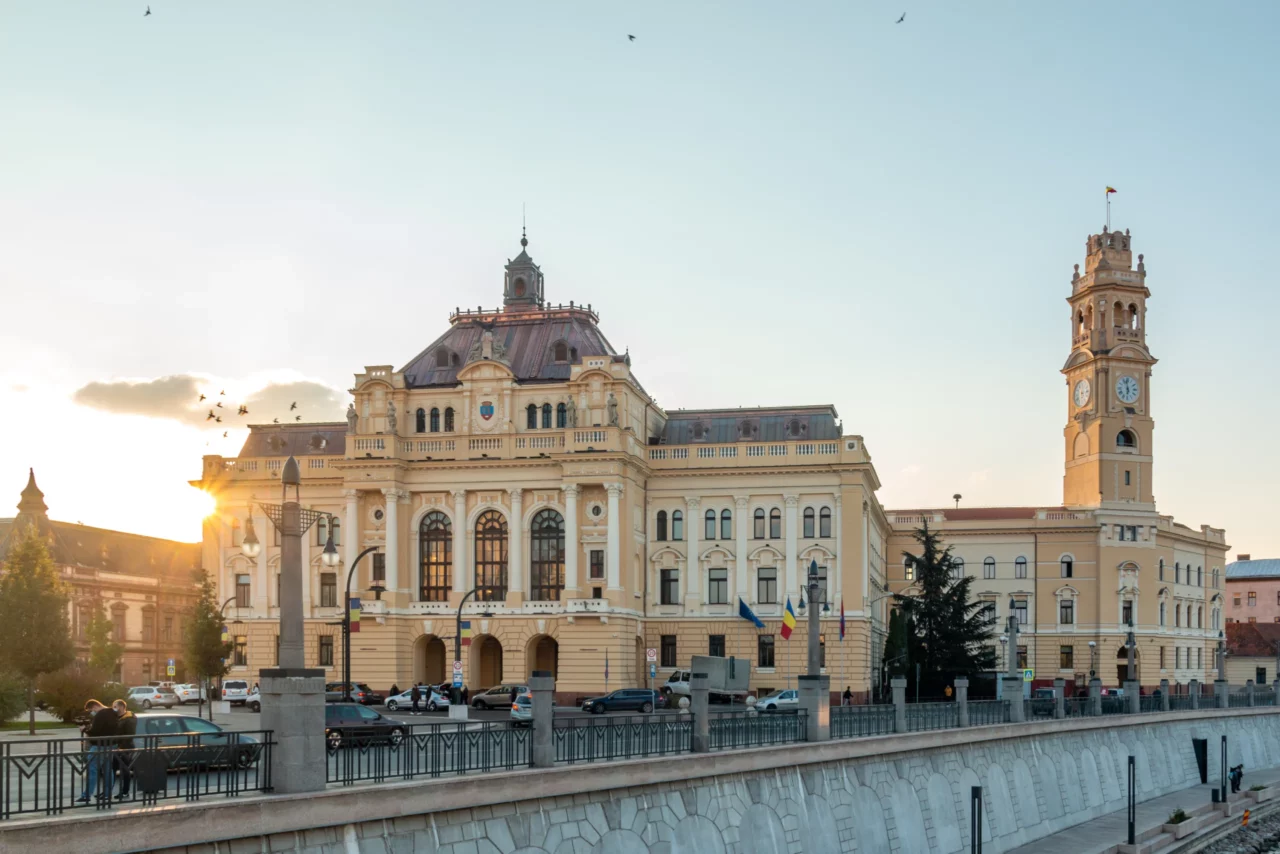 Nu te miști, rămâi pe întuneric. Modul bizar în care angajații Primăriei Oradea trebuie să țină lumina aprinsă la birou