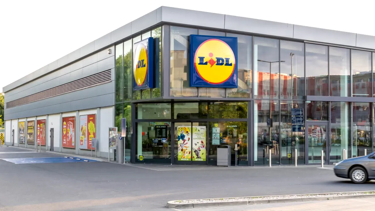 Angajat Lidl, dat afară după un deceniu pentru o apă de 1 leu. Cum s-a ajuns la concediere