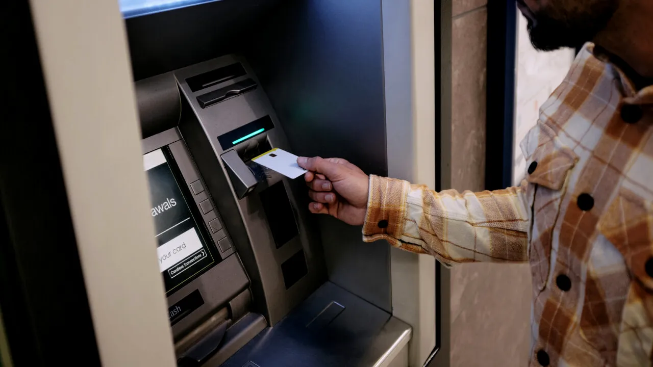 Limită la retragerile de cash de la bancomat pentru români în SUA. Ce comisioane se percep și care este plafonul zilnic