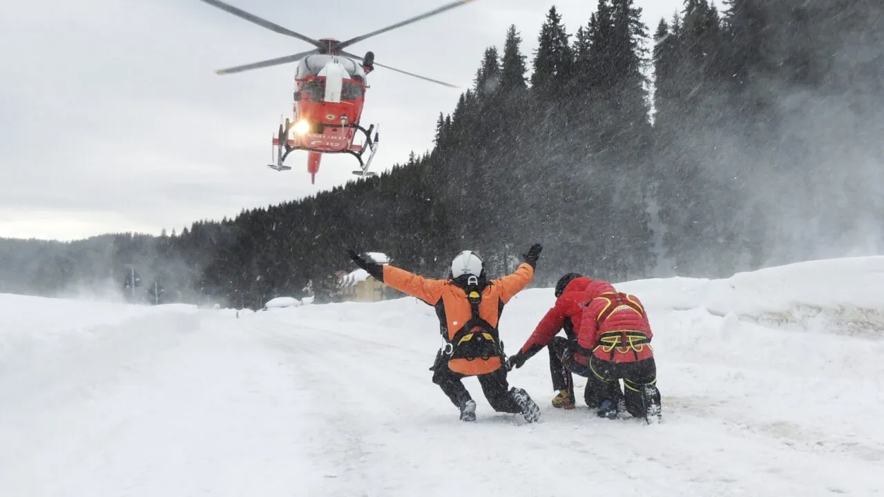 Intervenții în lanț pe munte. În ultimele 24 de ore, peste 100 de turiști au fost salvați, alte zeci au ajuns la spital