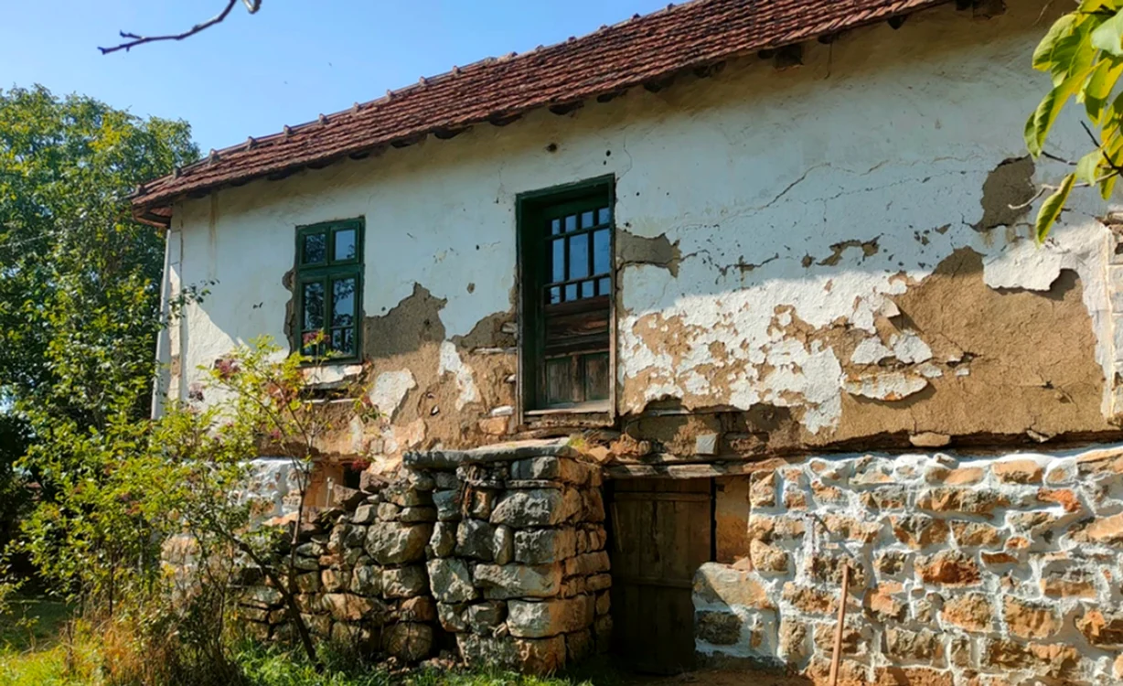 Casa cu livadă și subsol care se vinde cu 9.000 de euro. Este foarte aproape de România