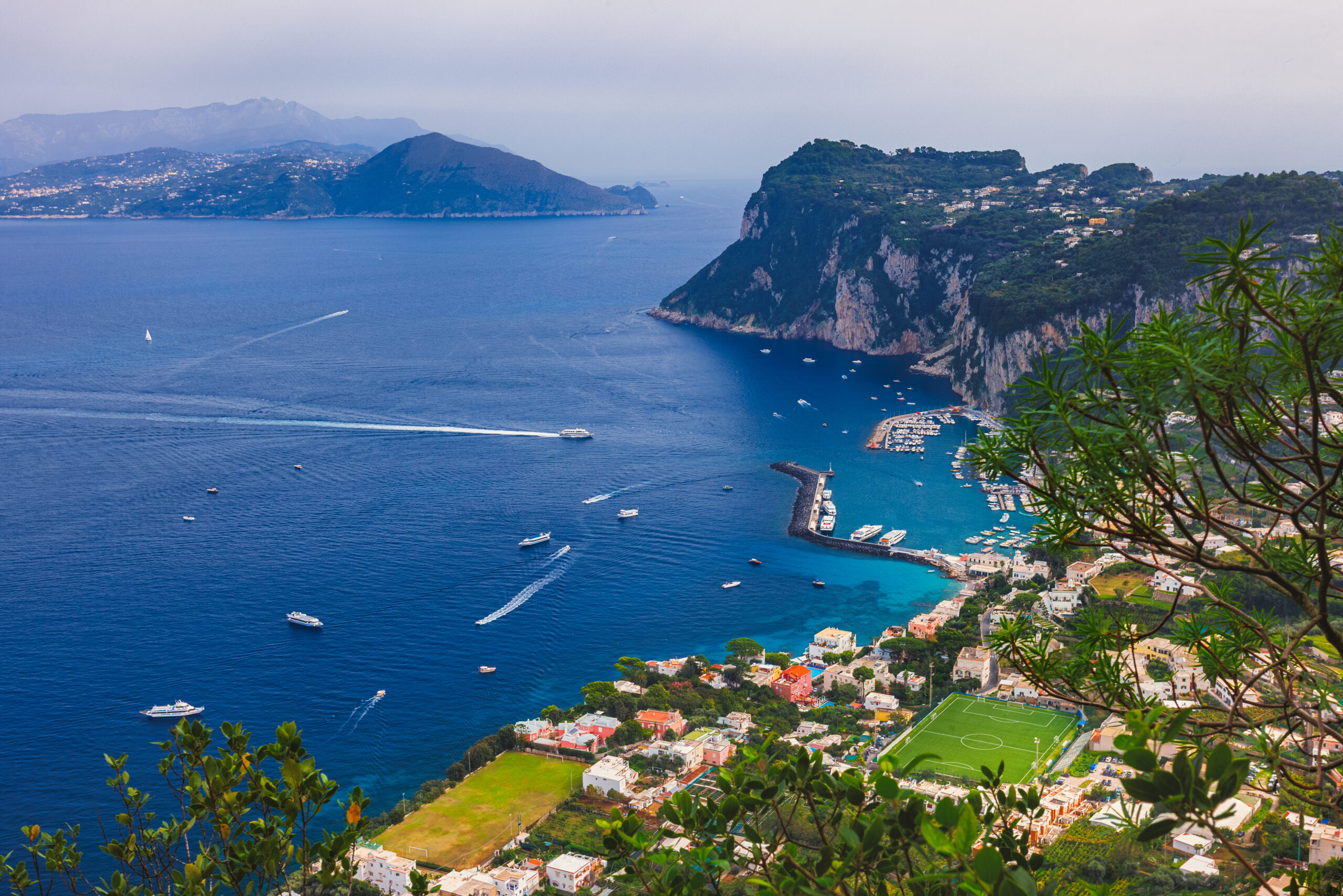 Insula Capri interzice grupurile mari de turiști
