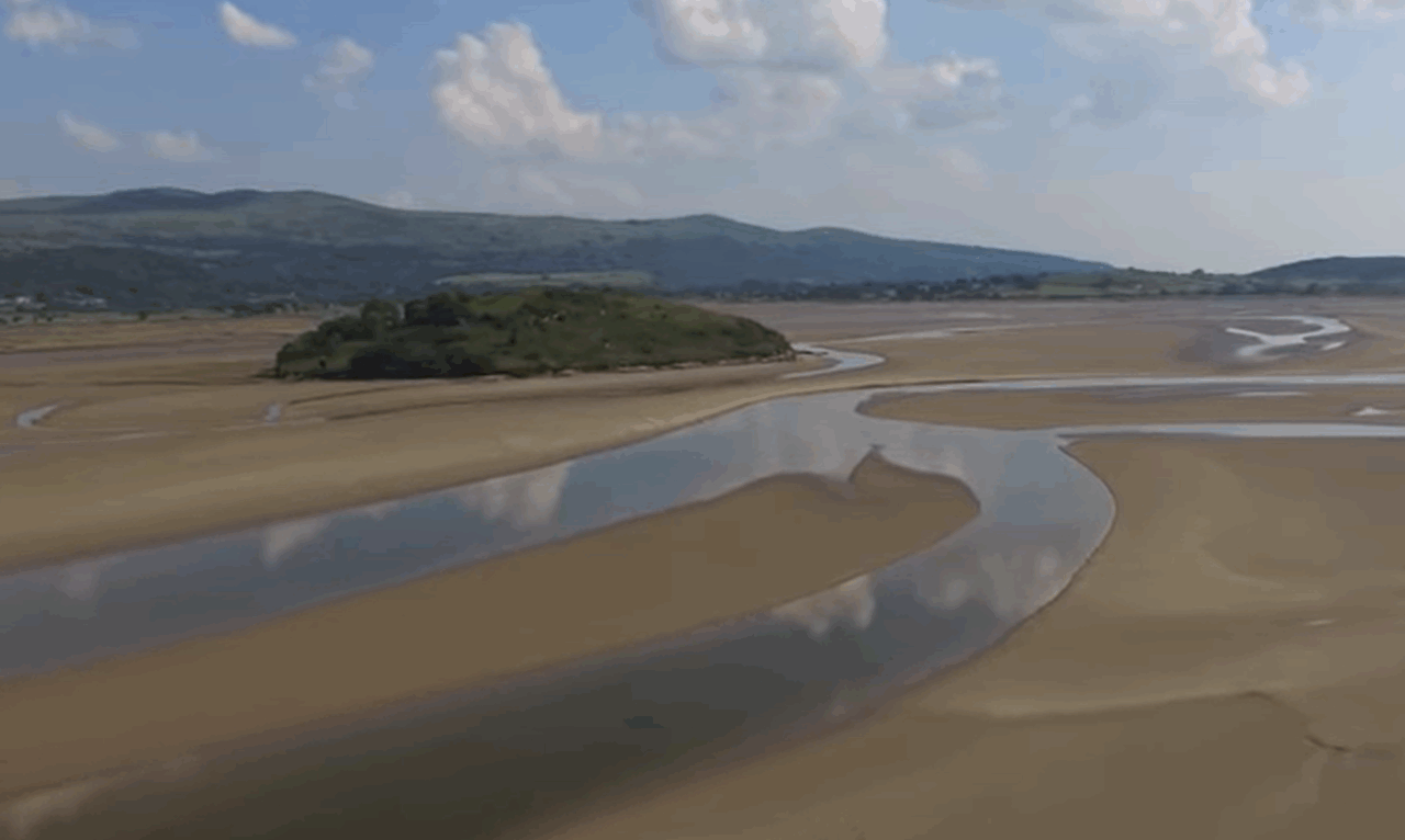 O insulă capricioasă accesibilă și cu mașina, scoasă la vânzare în Țara Galilor la preț de penthouse în București. Avantaje și dezavantaje