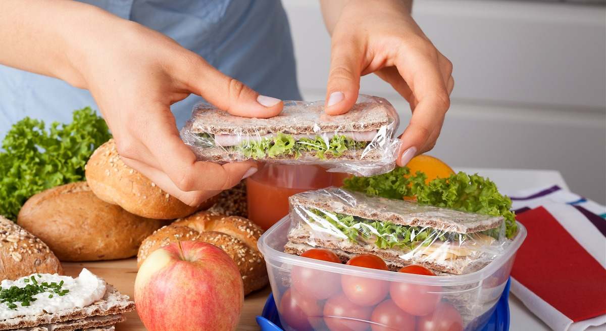 Dieta bazată pe consumul de plastic: tendința virală periculoasă din China ce implică mestecarea alimentelor învelite în folie și scuiparea lor