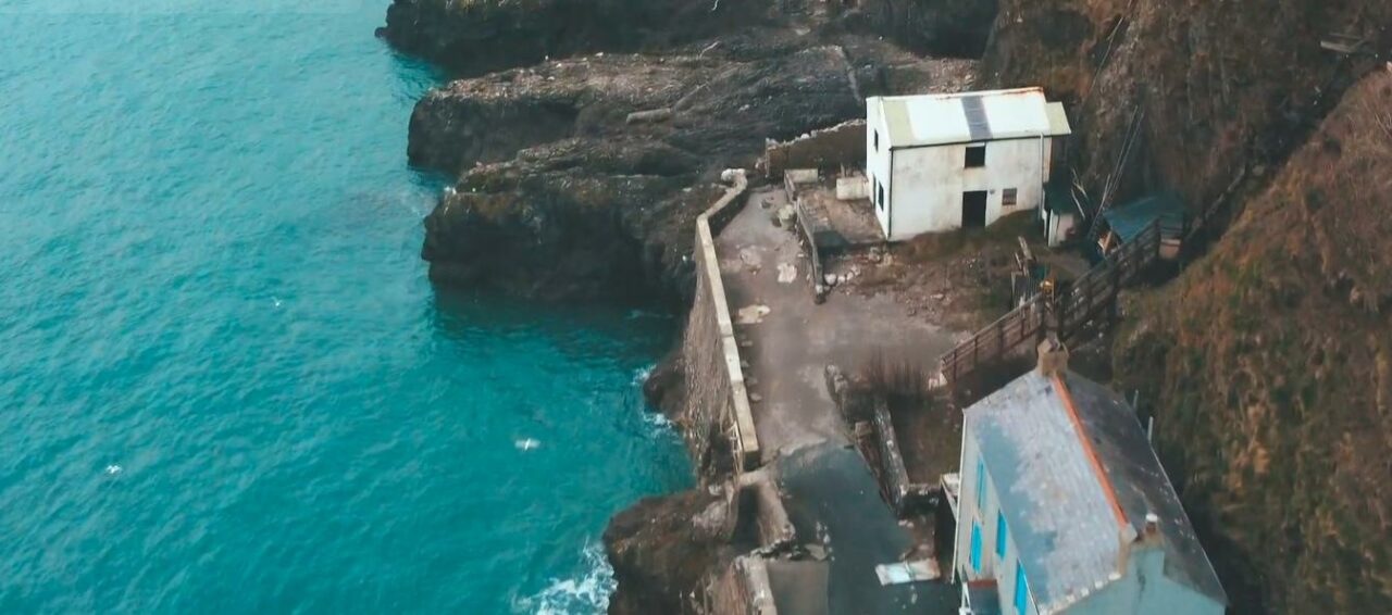 Satul-fantomă de la malul mării: O singură femeie a rămas să locuiască acolo