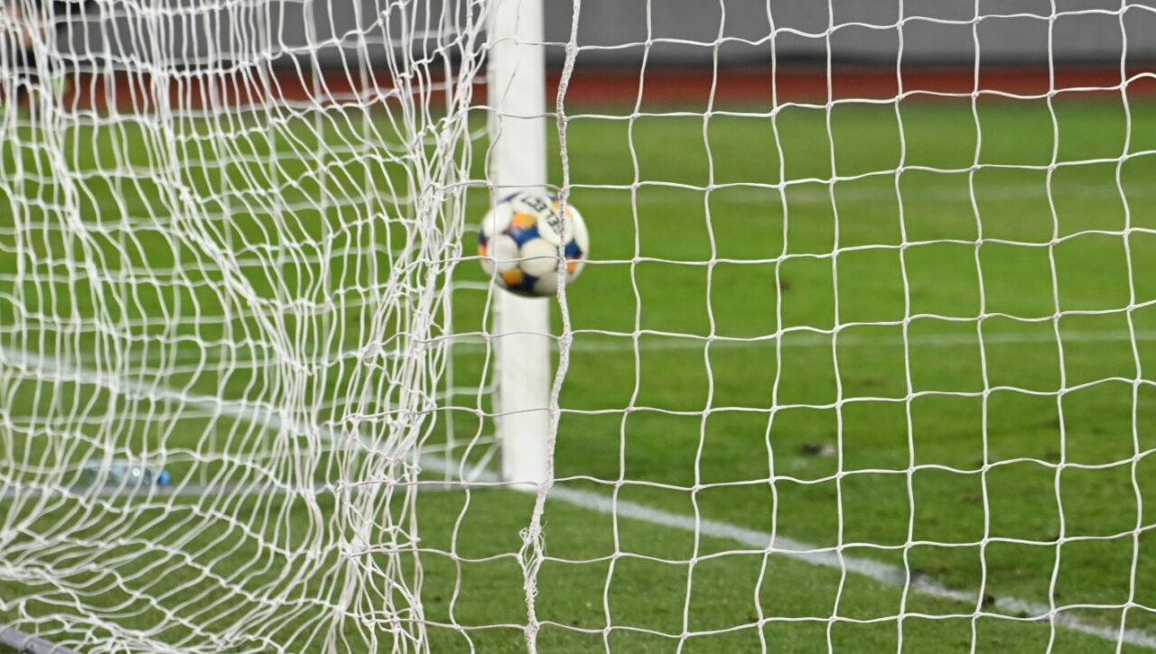 Dosar pentru trucarea la pariuri a unor meciuri din fotbalul românesc. Un fost jucător de la FCSB, în cătușe la Parchet