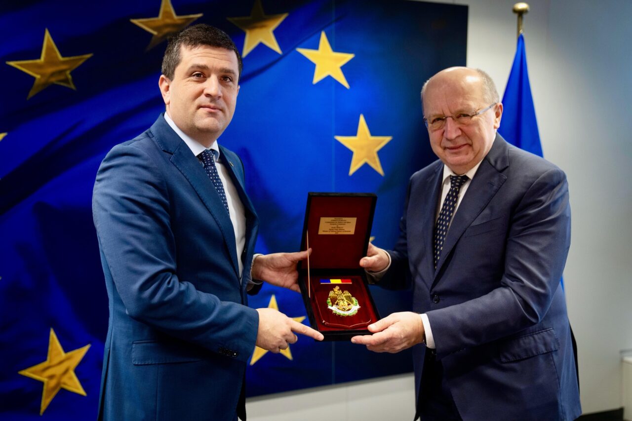 Ministrul Miruță s-a întâlnit cu comisarul european pentru Apărare și Spațiu. Zilele trecute, Miruță spunea că vrea să cumpere un satelit împreună cu mai multe țări