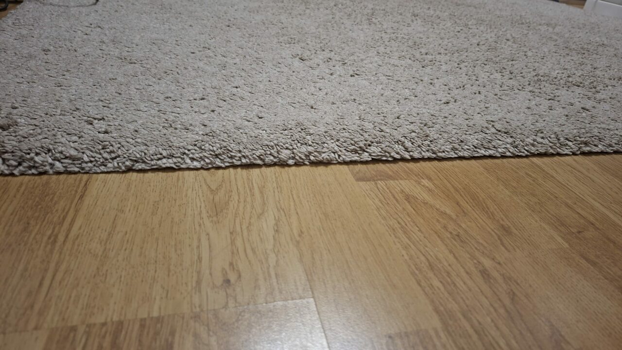 Particulele din mochete, un pericol invizibil care provoacă astm, fibroză pulmonară și chiar cancer