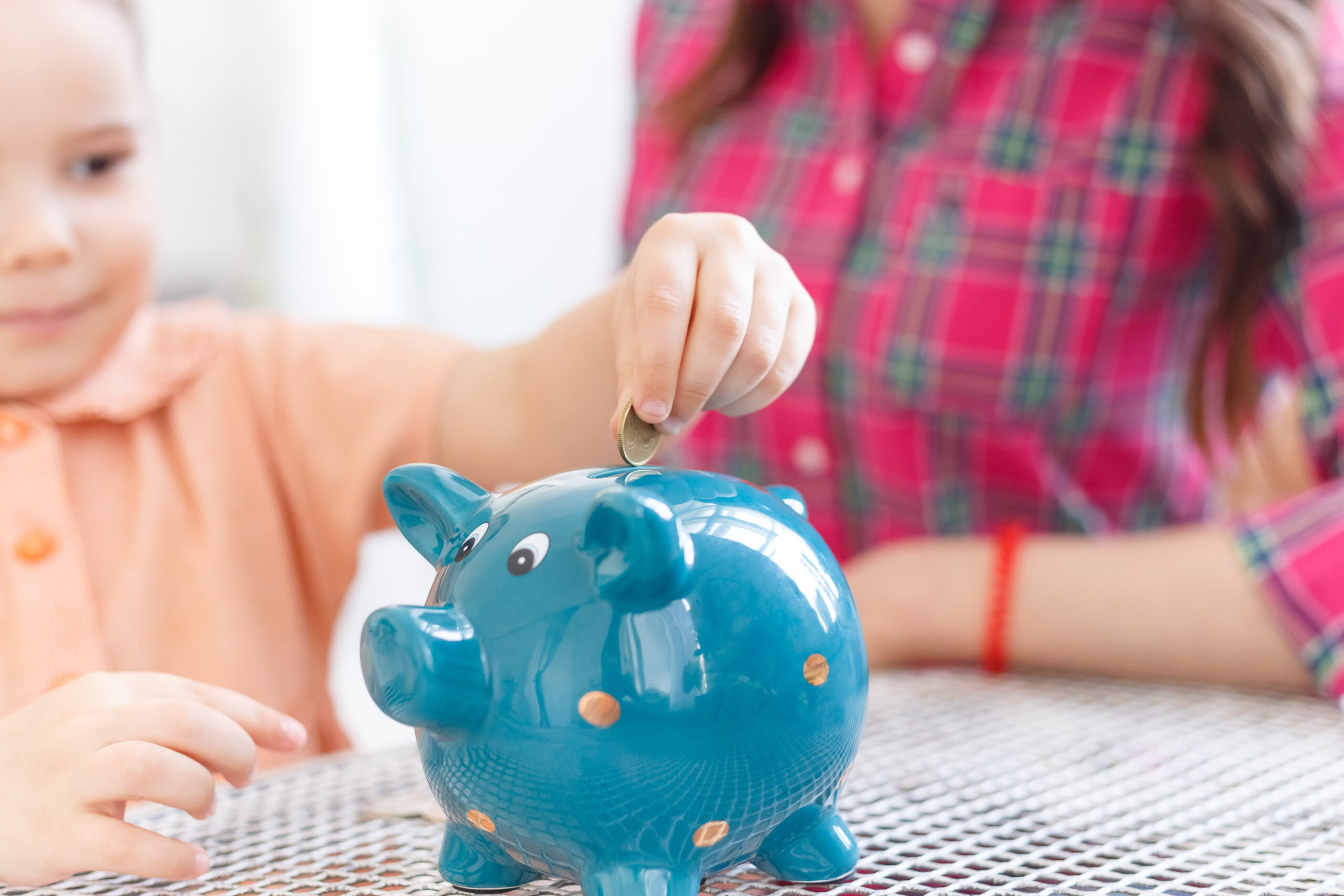 „Operațiunea Buletinul”. Se sistează plata alocațiilor pentru copiii moldoveni care dețin cetățenie română? Răspunsul Ministerului Muncii pentru Gândul