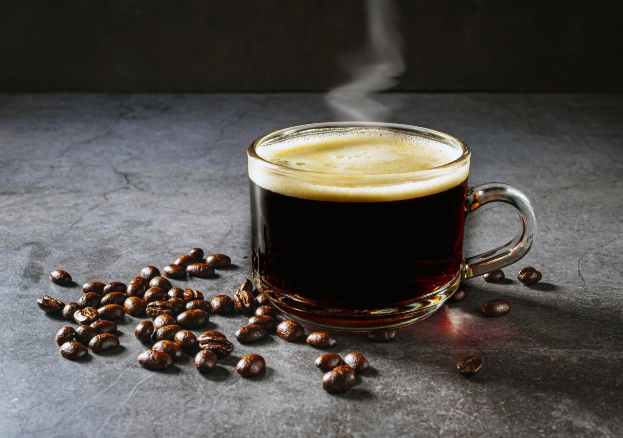 Consumul moderat de cafea ar putea proteja împotriva demenței, conform unui studiu recent. De ce varianta decofeinizată nu are același efect