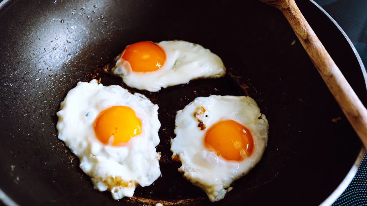 Ouăle ochi vor fi crocante și pline de aromă dacă le vei găti cu un singur ingredient