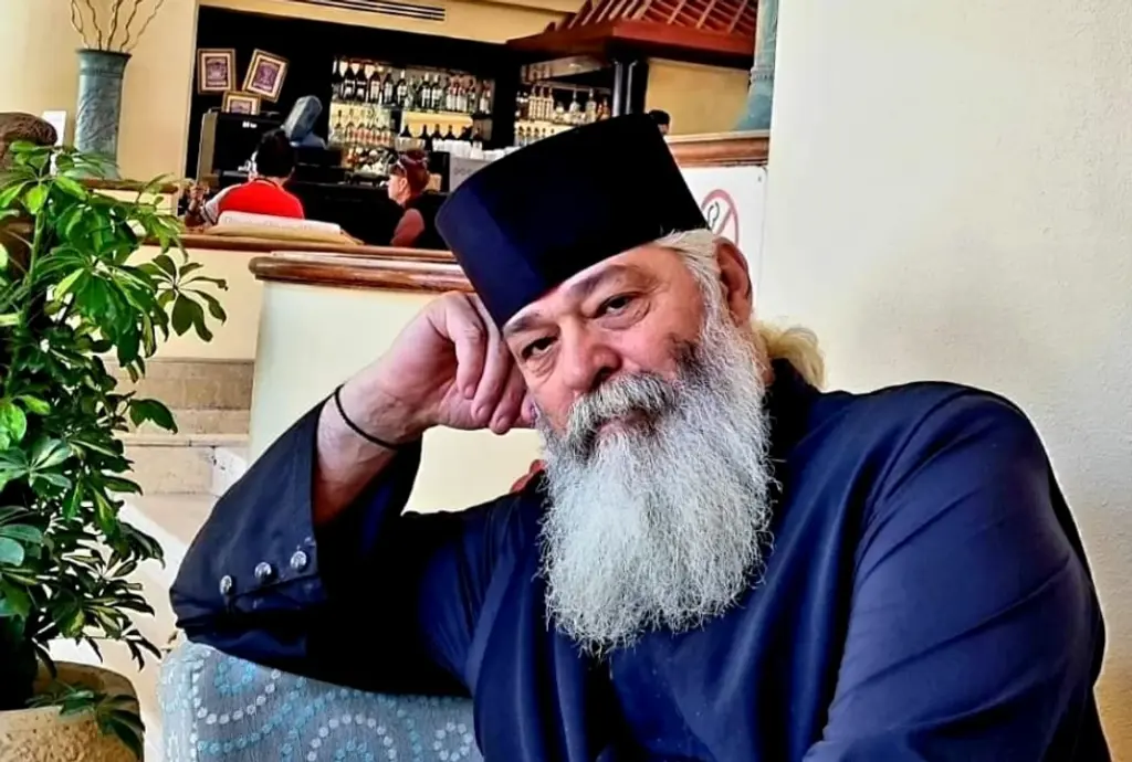 Preotul Calistrat, amendat de CNCD cu 5.000 de lei după ce a agresat două femei și le-a numit „isterice nemăritate”. Cum s-a apărat duhovnicul