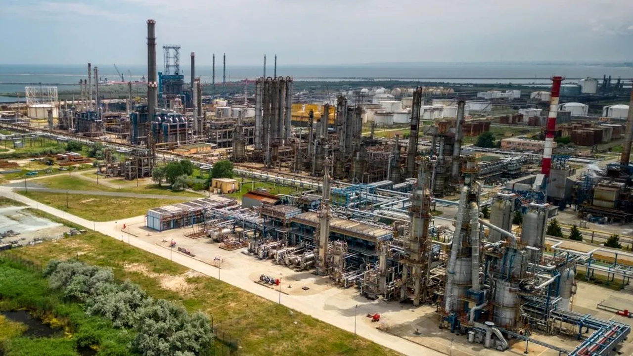 România va rămâne cu o singură rafinărie de benzină și motorină funcțională peste câteva zile. Ce se întâmplă cu celălalte două unități din țară