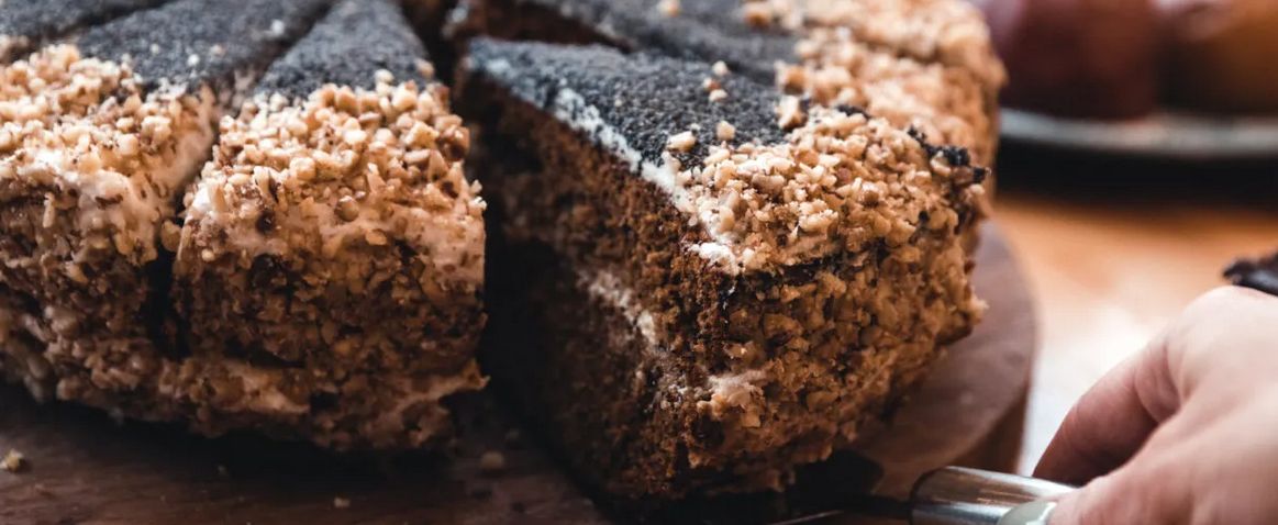 Prăjitura tăvălită, un deliciu. Cum se prepară desertul cu cocos și ciocolată