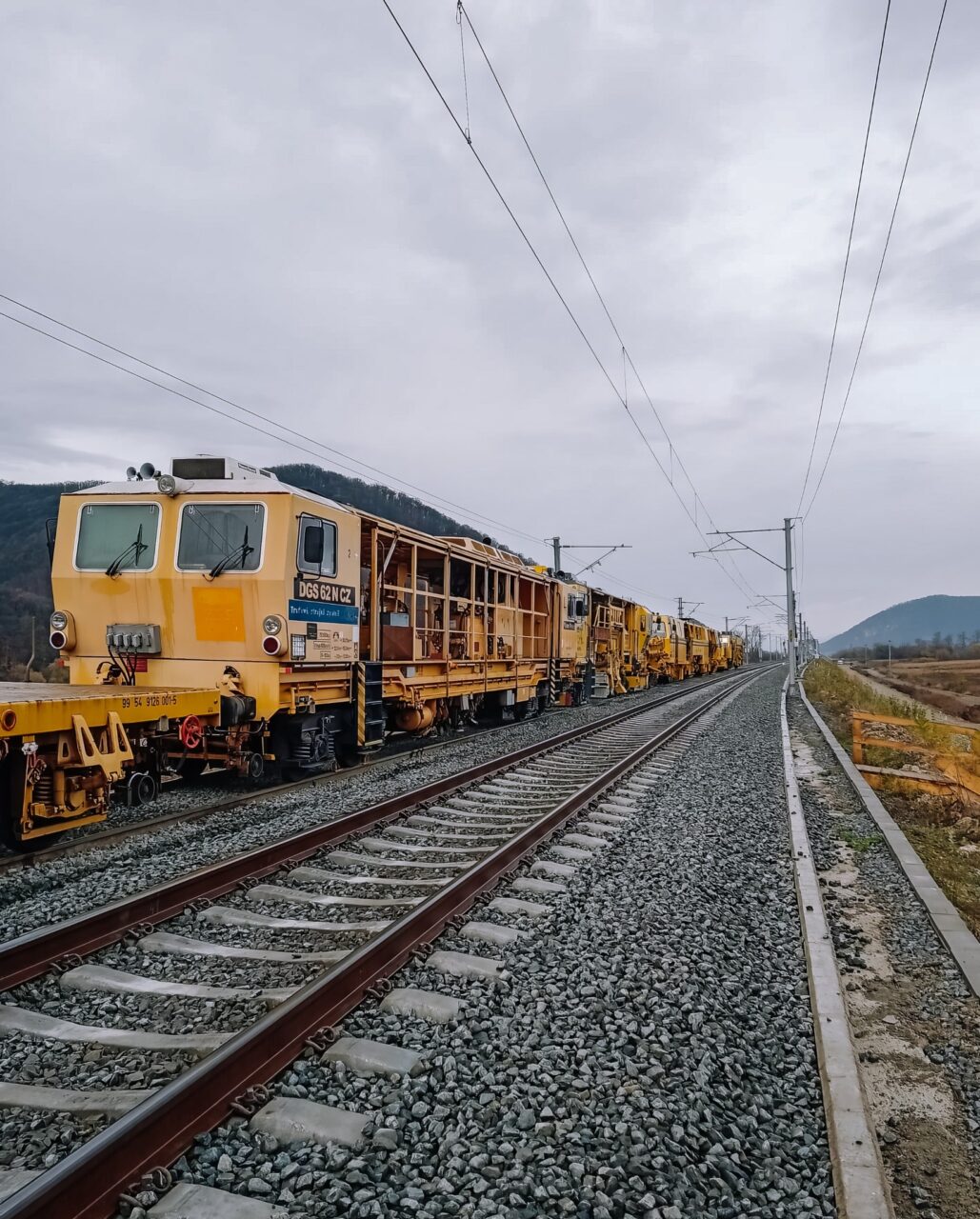 Circulația trenurilor, grav afectată de furturi și distrugeri ale instalațiilor feroviare. CFR a anunțat unde sunt zonele cu probleme