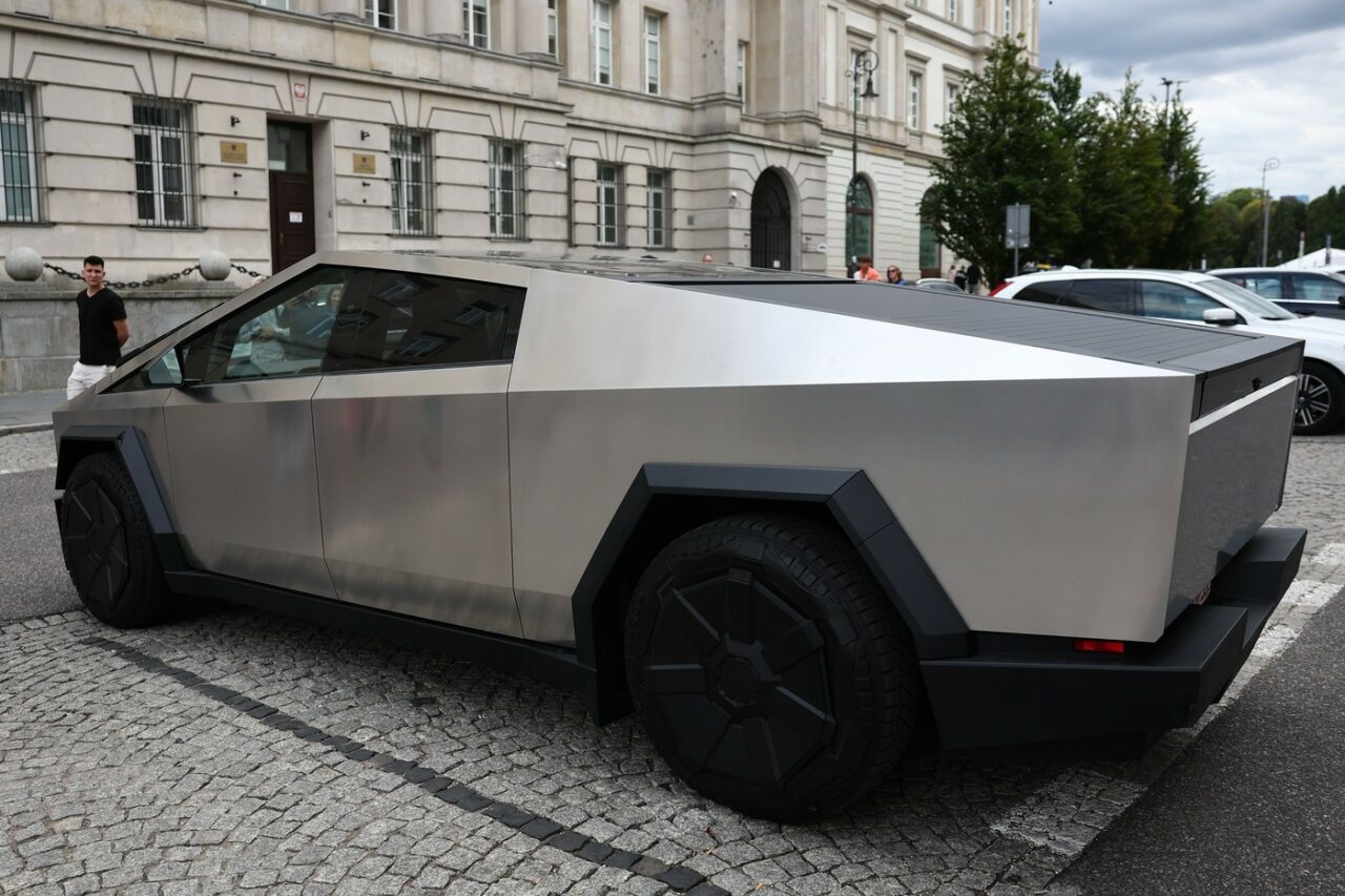 Șoferul care a condus o Tesla Cybertruck în Lugoj a rămas fără permis la doar câteva ore după ce și-a făcut apariția. Care a fost motivul