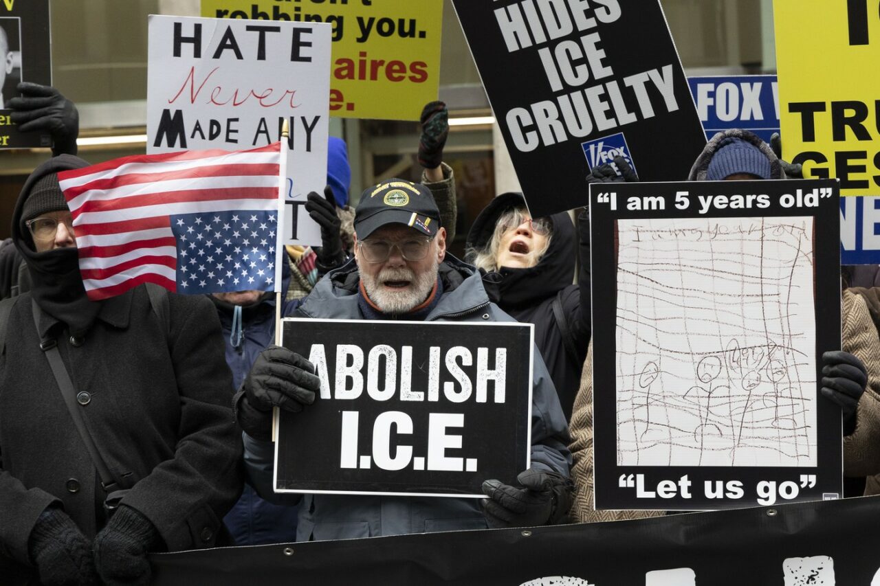 Victorie în instanță împotriva ICE. Un judecător american a interzis agenților federali să folosească armele de dispersie împotriva protestatarilor din Portland