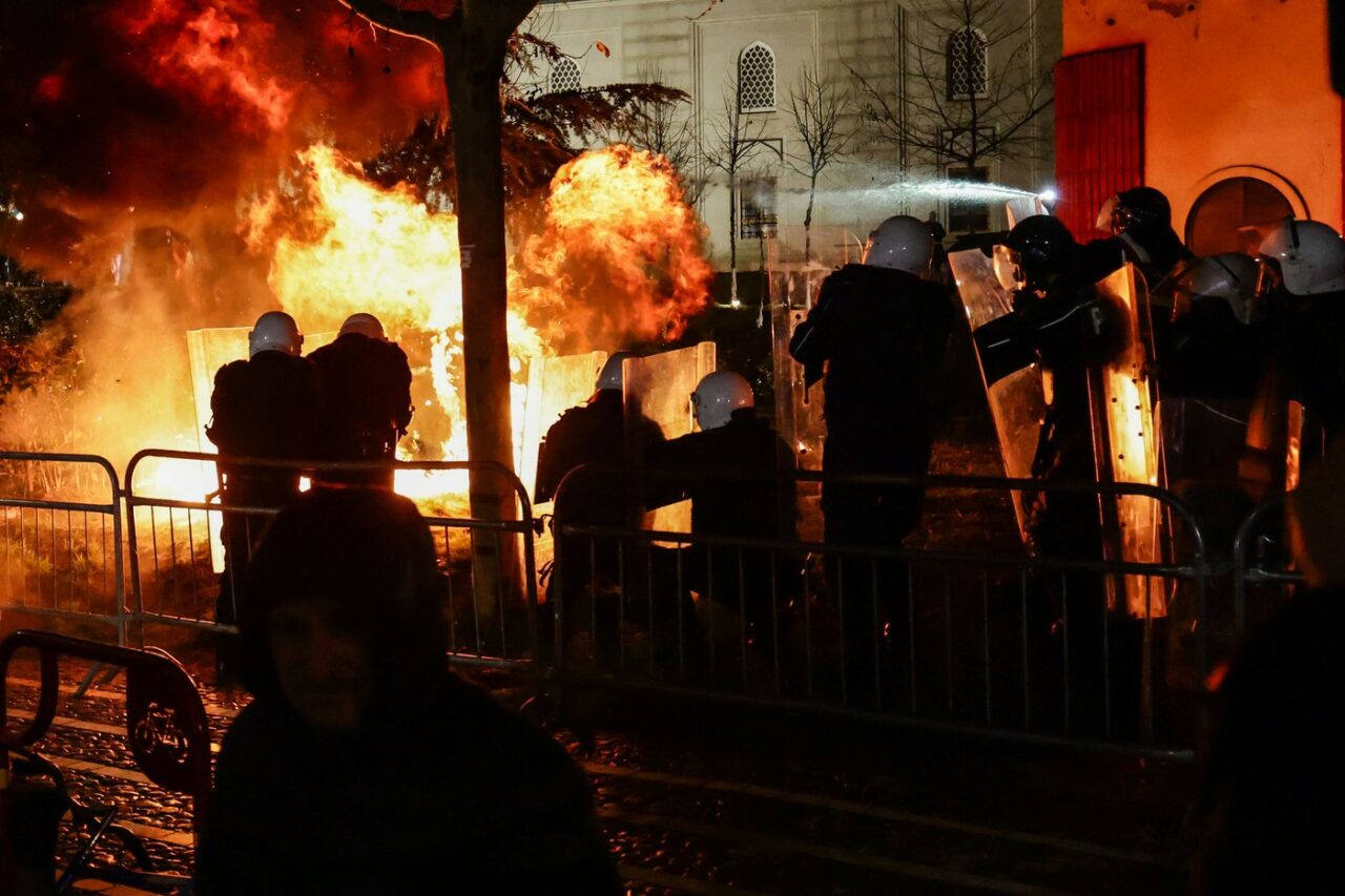 Proteste violente în capitala Albaniei. Manifestanții au aruncat cu cocktailuri Molotov și artificii în biroul premierului