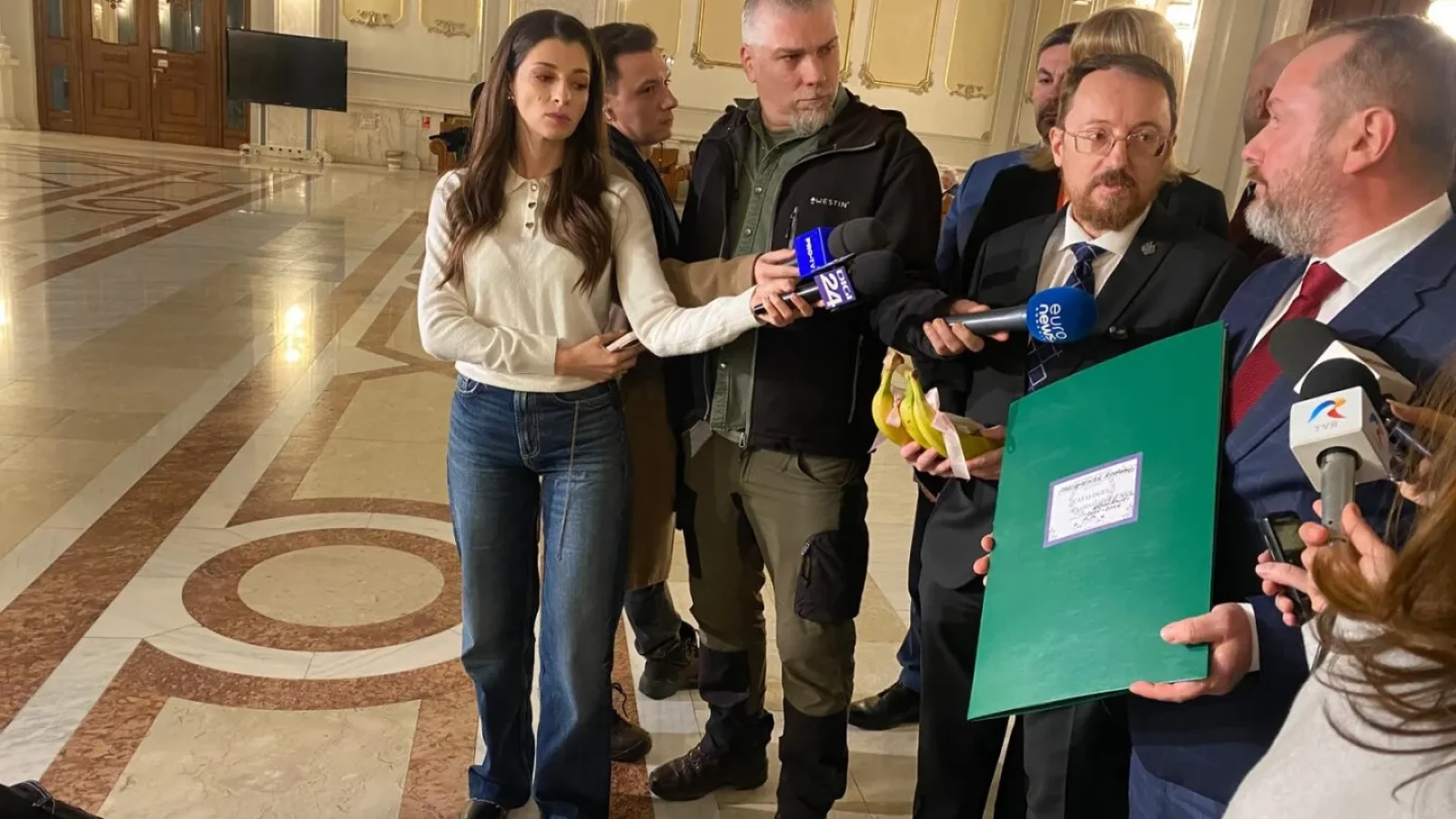 Protest în Parlament: Bolojan, așteptat cu banane