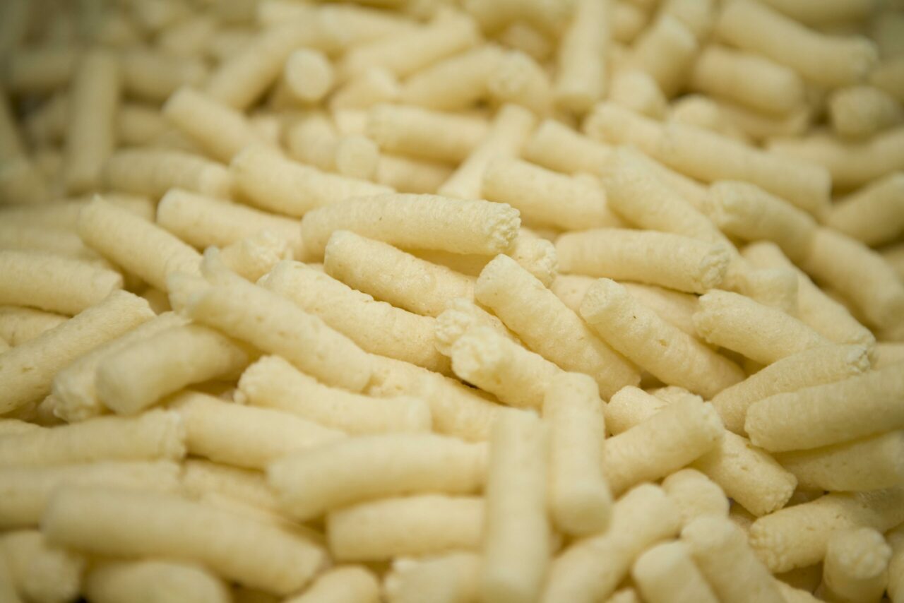 Pericolul ascuns din pufuleți. Ce conține, de fapt, snacks-ul preferat de români 