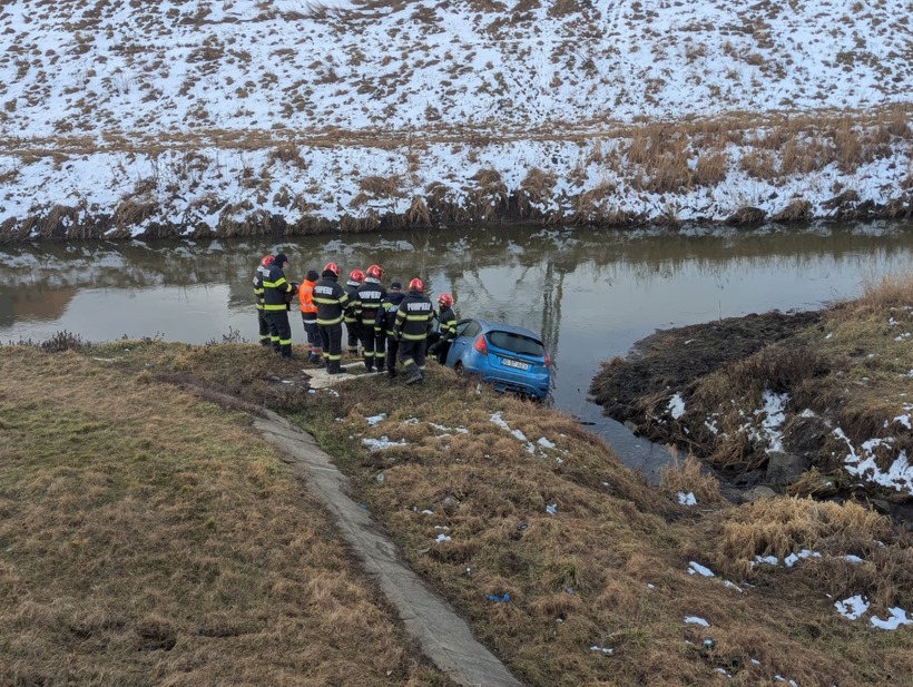 O femeie din Iași a fost rănită după ce a căzut cu mașina în râul Bahului. Cum a reușit să iasă din autoturism înainte de sosirea pompierilor