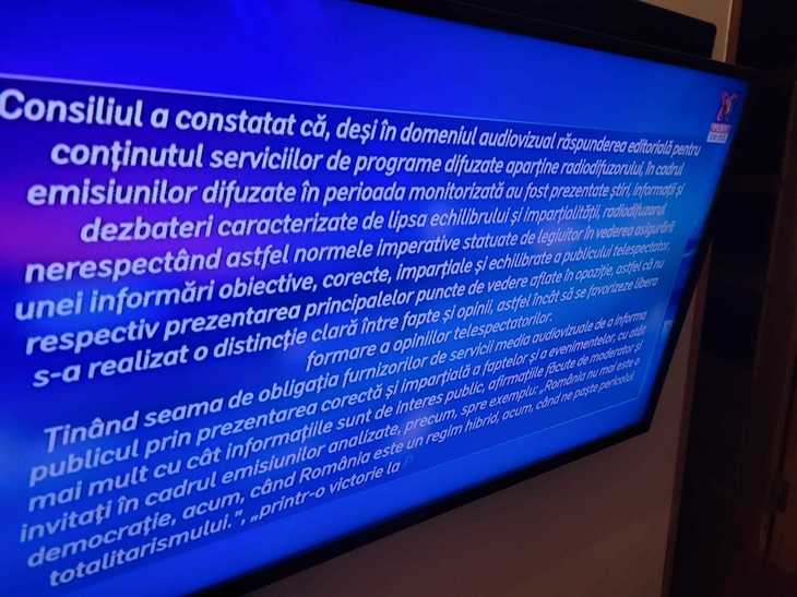 Cum a arătat textul sancţiunii de pe Realitatea Plus, citit în buclă timp de trei ore, cât a durat suspendarea emisiei. Putea fi citit în 20 de minute